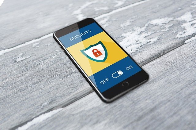 Alertan de una versión falsa de WhatsApp para iPhone que roba información de los usuarios